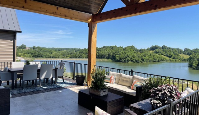Private Lake Front Getaway with Amazing views mins from ARK
