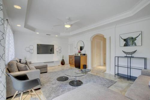 Private Patio Cali King Bed Walk to Las Olas