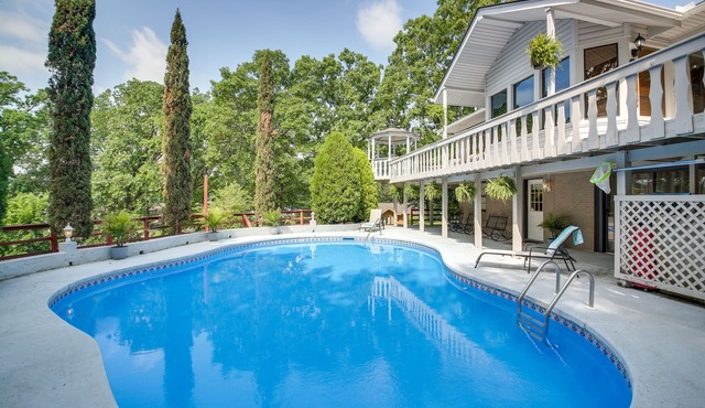 Private Pool: Lakefront Home in Hot Springs!