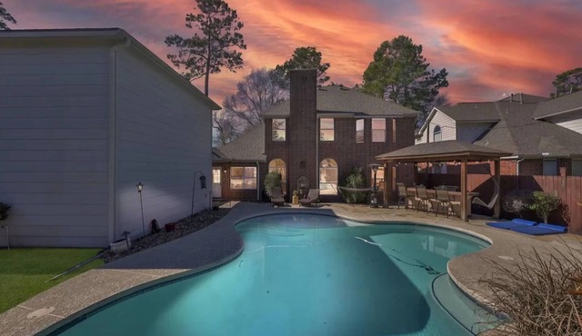 Private Pool + Pool Table, 4-bedroom Woodlands Home