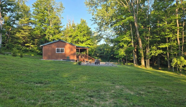 Quaint 1-bedroom cabin with fireplace and hot tub minutes from Hocking Hills