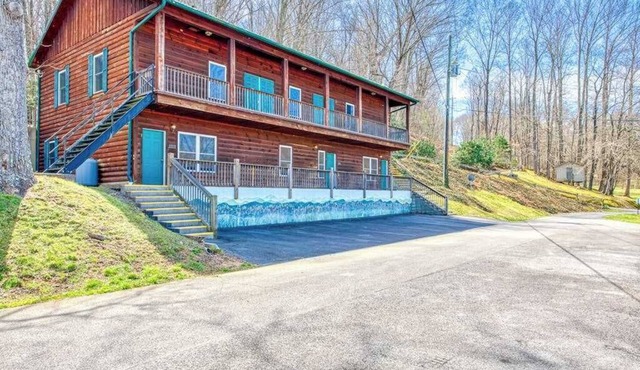 Quaint condo across from the lake with shared lakeside pool and trails - dogs OK