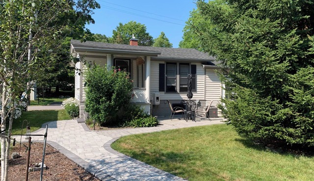 Quaint Frankfort Cottage - Short walk to beach