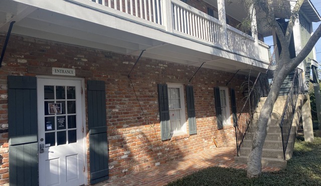Quaint hideaway with old New Orleans appeal- Close to Downtown shopping & eats!