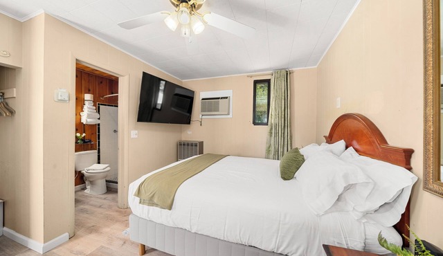 Queen Hotel Rm 5 mins to Downtown Hendo/Flat Rock