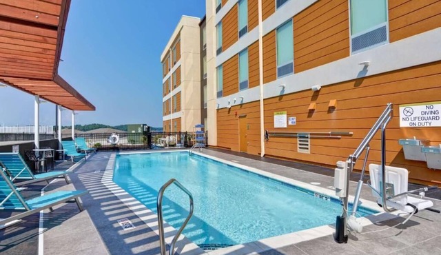 Queen Lake View Suite 0.1mi to Lake Hamilton Marina w/Free Parking