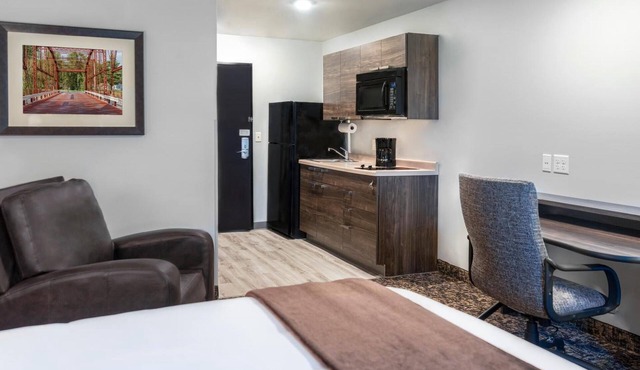 Queen Room with Kitchentte | Free On-Site Parking | Near Caraway Plaza