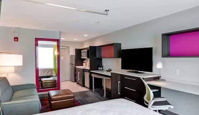 Queen Studio w/Kitchen, Outdoor Pool, Free Breakfast & Free Parking Near Lake