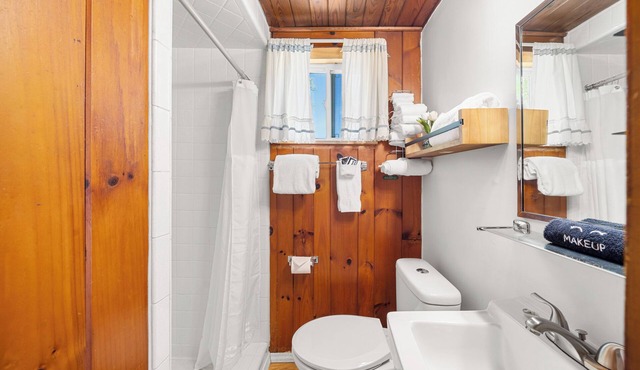 Queen Suite w/Kitchen -5 minutes to downtown Hendo