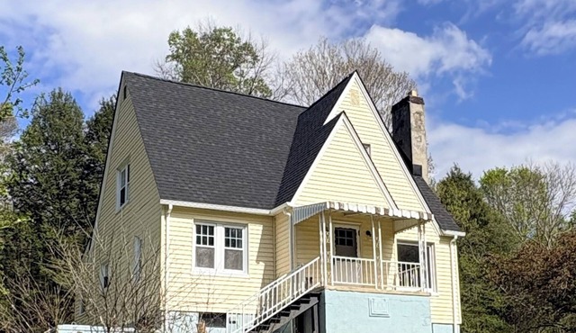 Quiet 4-bedroom house one mile to Endless Wall Hiking/Hot Tub/Pet Friendly