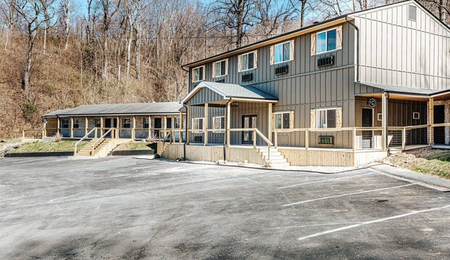 Quiet Afton Mountain Lodge Room
