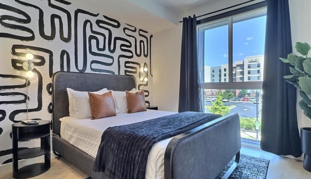 Quiet City Getaway Near Regions Field and Food
