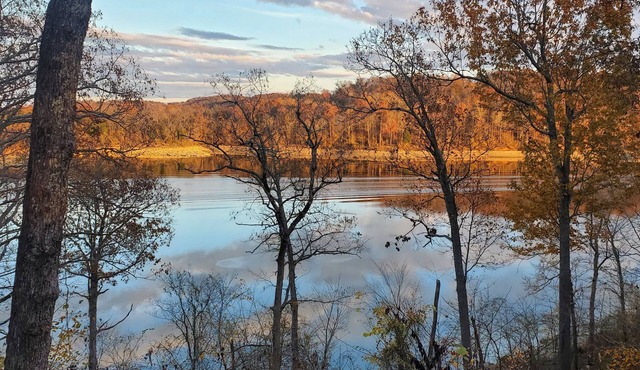 Quiet family friendly 4 bedroom water front lake retreat, near Mammoth Cave.