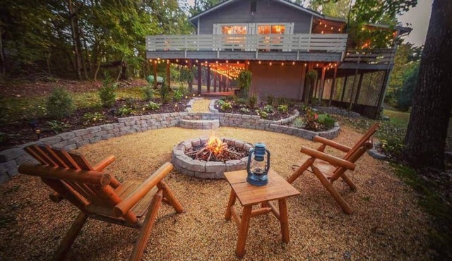 Raised, fully stocked woodland cottage@Fall Creek Falls!NEW HOT TUB!NO PET FEE!