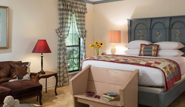 Ranch House Studio Romantic Getaway in Texas with Optional Fun Ranch Activities!