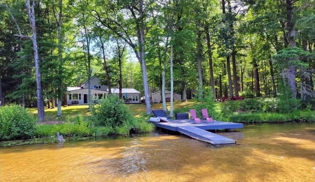 Rapid River Retreat, Spacious Cozy Cottage close to Torch Lake,