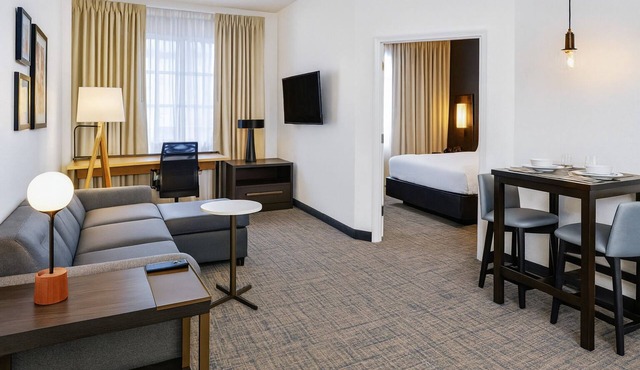 Rare Find, Relaxing Suite with Outdoor Pool and Full Kitchen, Free Breakfast!
