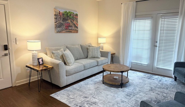 Rebel Retreat 3 King-Bedrooms 3-Bath Condo short walk to the Grove or the Square