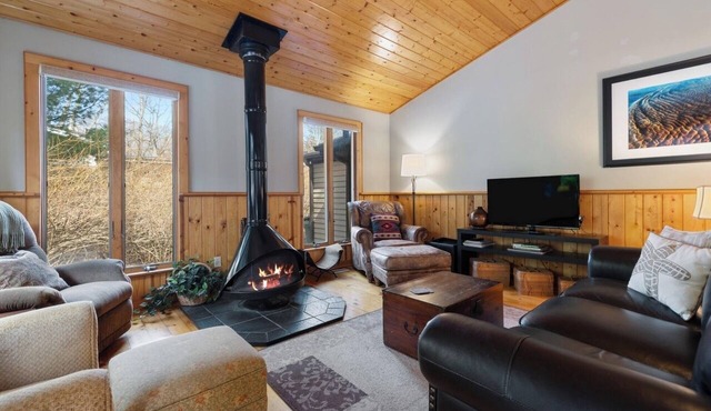 Red Pine Retreat- 3BR/2BA private cottage, fire pit+patio, walk to beach+shops!