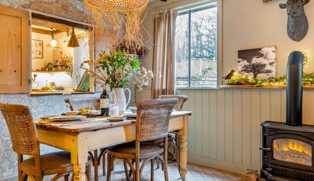 Red Squirrel Batch - One Bedroom House, Sleeps 2 in Brading