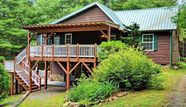 Relax at Manna Cabin in Fleetwood, NC - a cozy 3-bedroom retreat for 6!