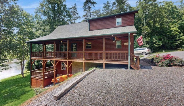 Relax by the river in Murphy: Spacious decks, stunning views, and endless advent