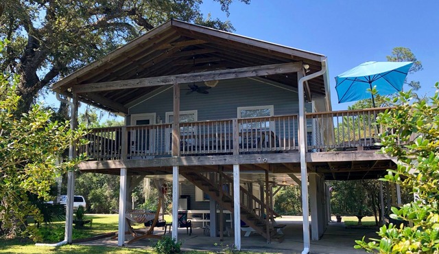 Relaxed waterfront home nestled under a shady oak about 2 miles to Old Town