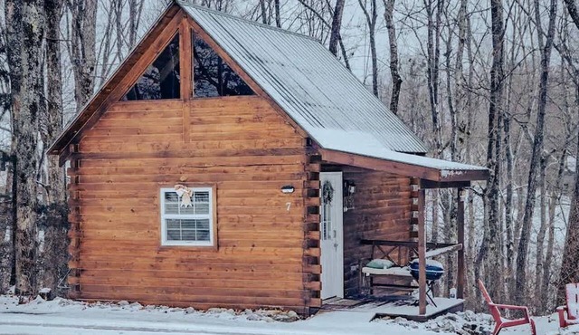 Relaxing and Inviting Log Cabin with Loft in Columbia, Kentucky, Near Several Universities