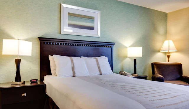 Relaxing Devils Lake Suite with Free Parking & Year-Round Pool Access!