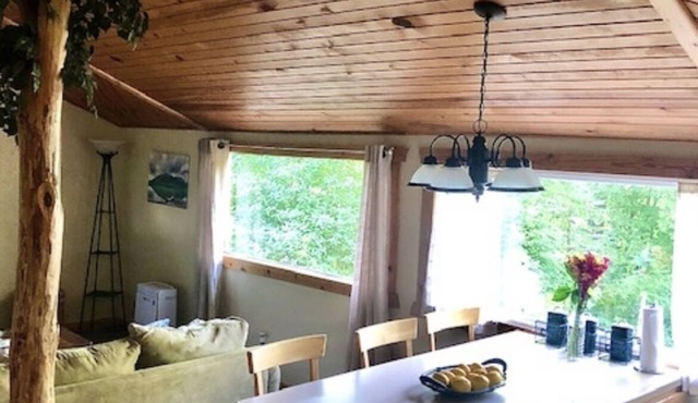 Relaxing Tree house on the lake!