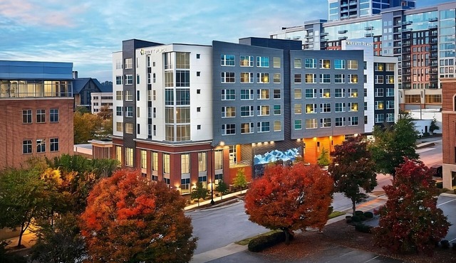 Relaxing Urban Getaway w/Pool, Beach Access & Scenic Waterfront Views