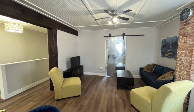 Remodeled bright walk-up apartment - 5 min from the beach in Goderich