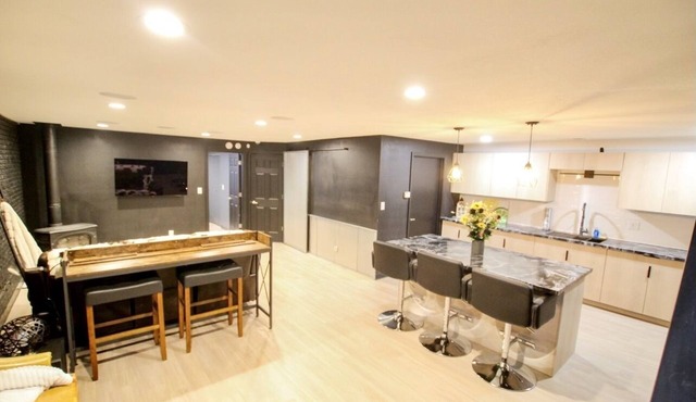 Remodeled flat; Central location in Waterloo! 10 minutes to Allen & Mercy one!