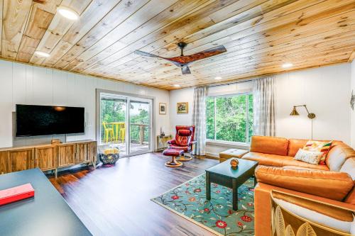 Renovated Franklin Home w/Mountain-View Deck!