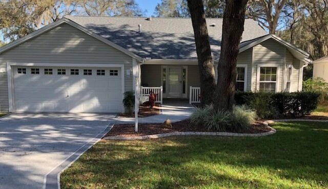 RENT THIS LOVELY SPACIOUS HOME IN THE VILLAGES SURROUNDED BY LOTS OF TREES