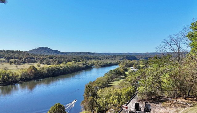 Retro River View Home in Calico Rock