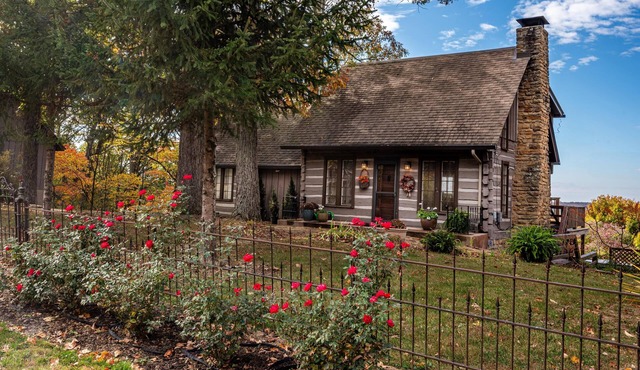 Ridgetop Cabin w/Hot Tub & Sunset Views | 2 Min to Nashville 2BR+, 2 BA