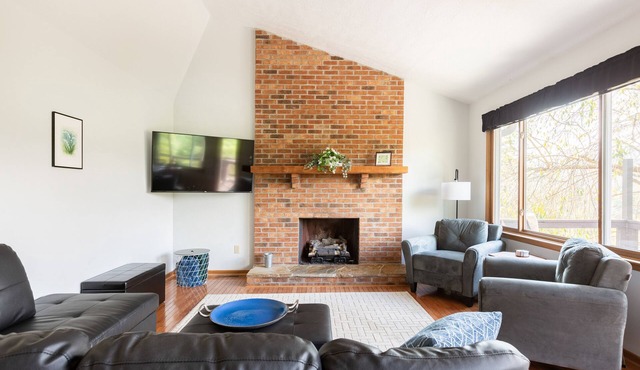 Ridgetop Retreat near Asheville, Hot Tub & Views!