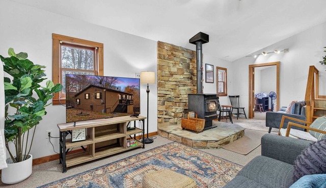 River Access Cabin with Hot Tub, Fire Pit & WiFi!