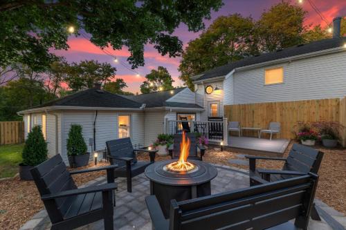 River Rock Guest House - A Quiet Haven wFirepit, Walking & Biking River Trails