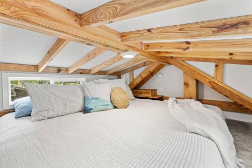 River Run - Riverfront Tiny Home, Trails, and Views!