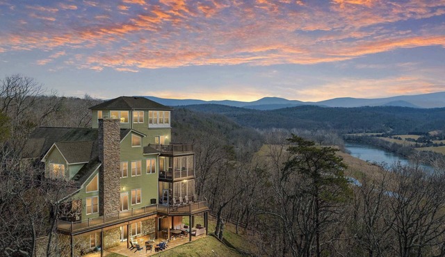 Riverbend Lodge Spacious Riverfront Home with Hot Tub, Pool & Mountain view