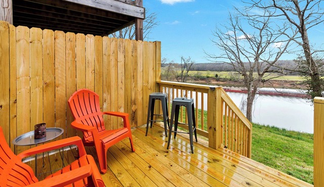 Riverfront 2-bedroom townhome with WiFi and Washer & Dryer in Clarksville