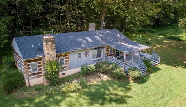 Riverfront Cabin! Farm, Kayaks & Trail (BR)