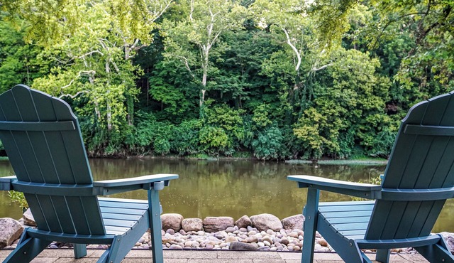 Riverfront getaway peaceful retreat