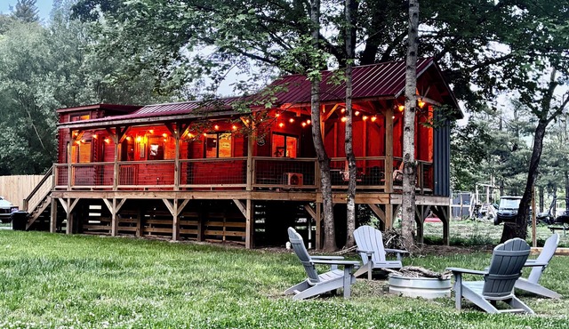 Riverfront Mountain Cabin w/Walk-In/Beach Access to the Pigeon River