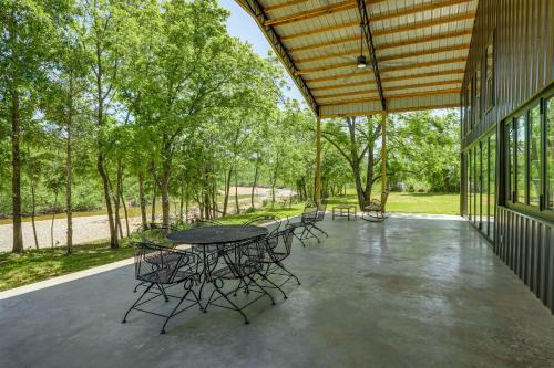 Riverfront Retreat w/Porch & Views in Des Arc!