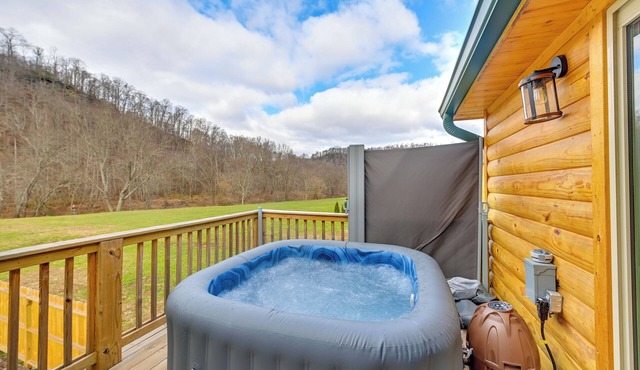 Riverside Beattyville Cabin w/Kayaks & Fire Pit!