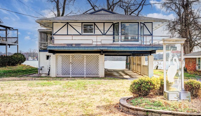 Riverside spot! 8 mls or less to Louisville, Jeffersonville & public boat ramp.