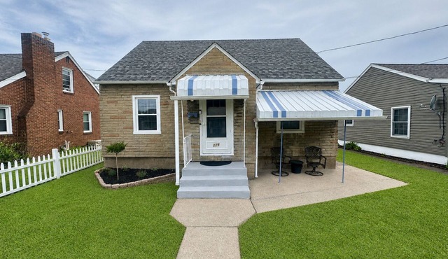 Riverwalk Landing-2 BR-Quiet Street, Trails, Shops & Nightlife in Quaint Beaver!